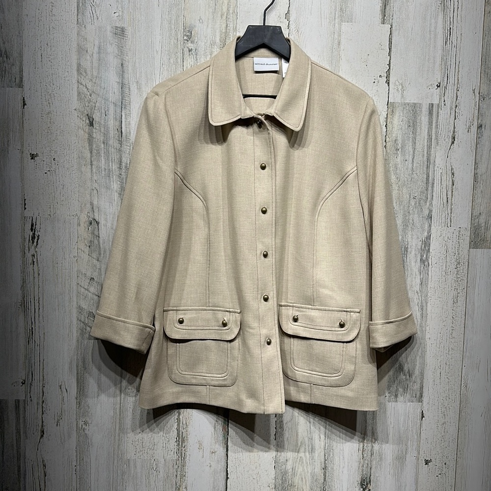 Women’s Alfred Dunner Tan Blazer/ Light Jacket- size 18- excellent condition!